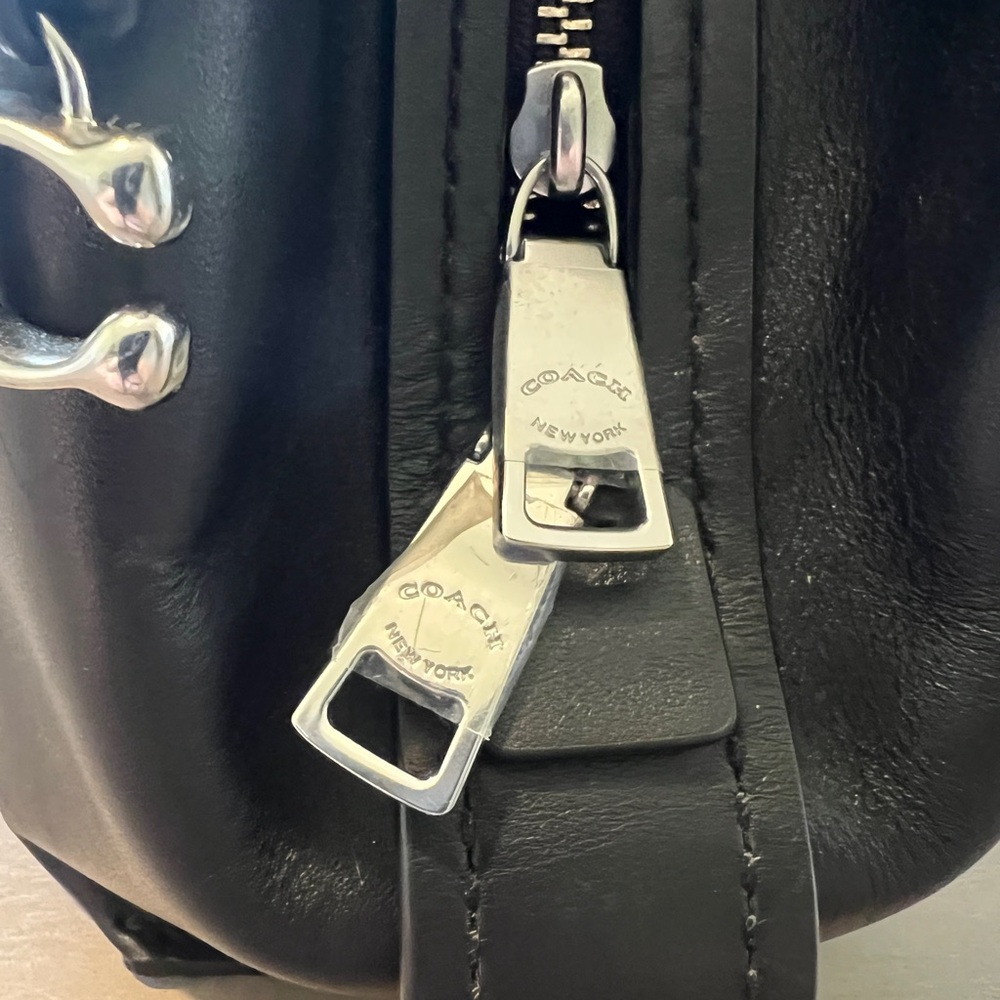 Coach Shoulder Dalton 31 Horse and Carriage Like New black silver bad lands - Picture 3 of 8